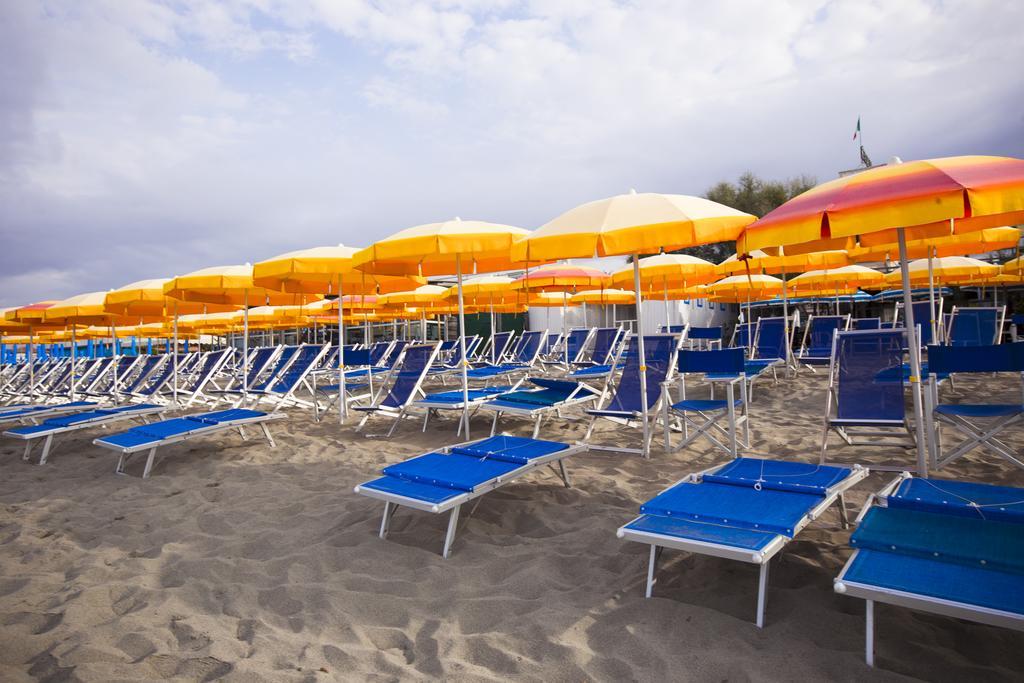 Hotel Daisy Marina di Massa Exterior foto